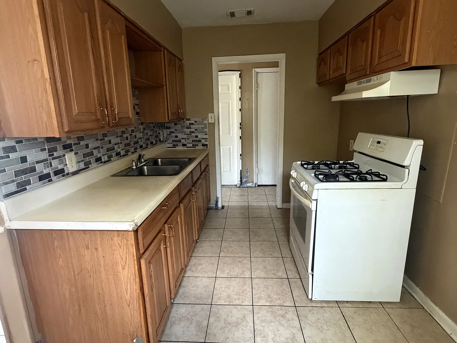 3 bed, 893 sqft, $700 — Photo 4