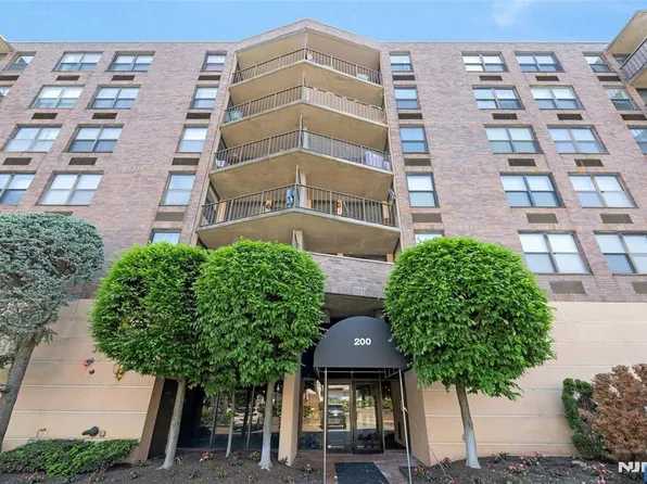 200 Division St APT 6G, Cliffside Park, NJ 07010