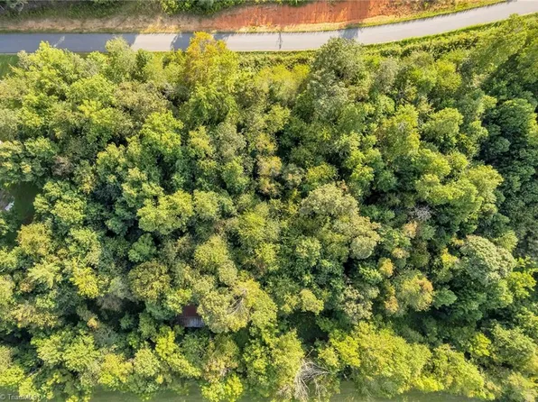 21 Regal Oaks Dr, Wilkesboro, NC 28697