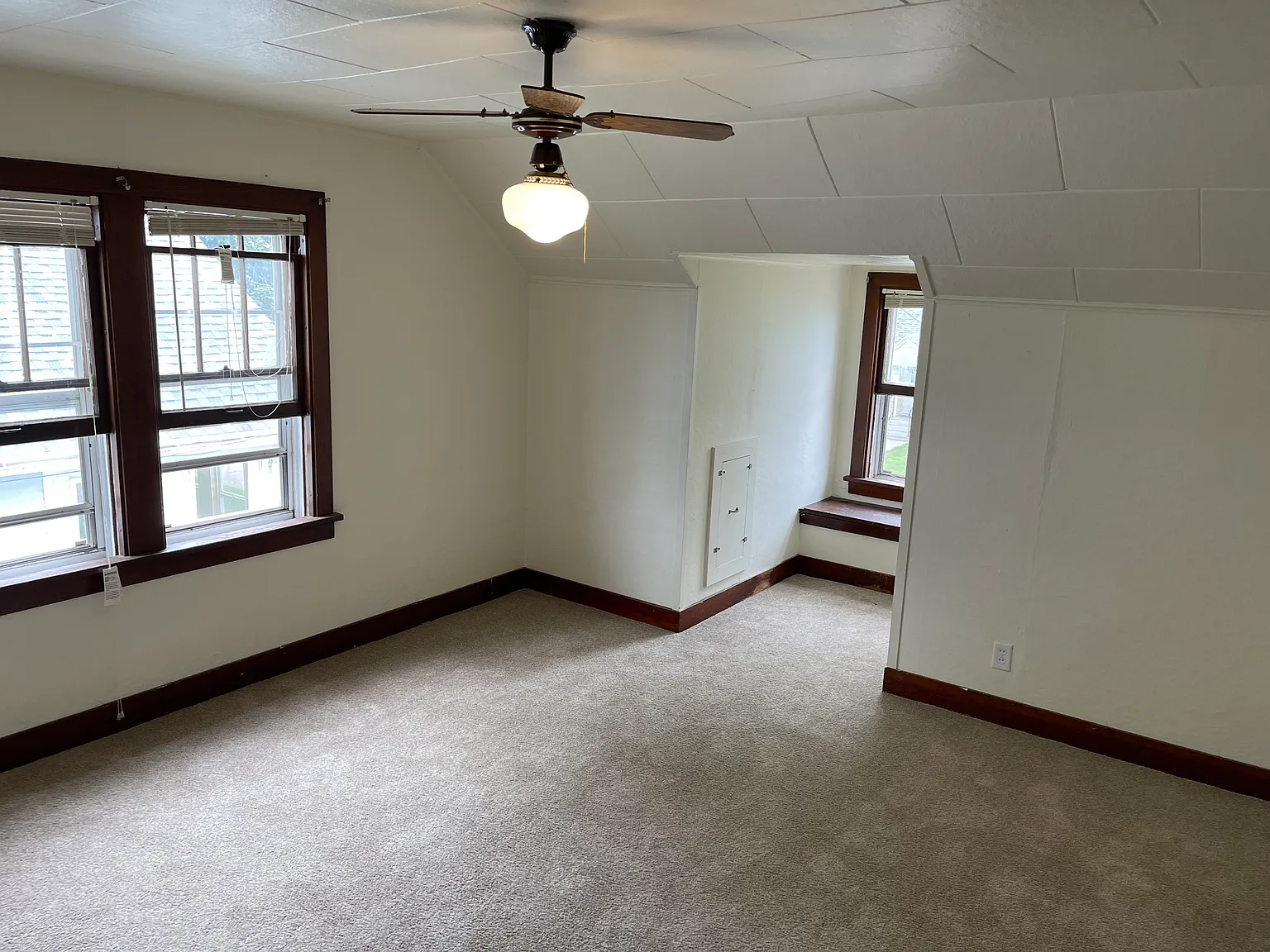 433 W 8th Ave — Photo 2