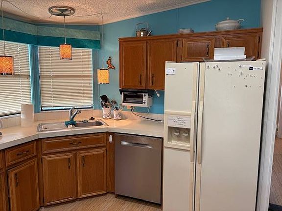 4th image of 633 E Crystal Lake Dr