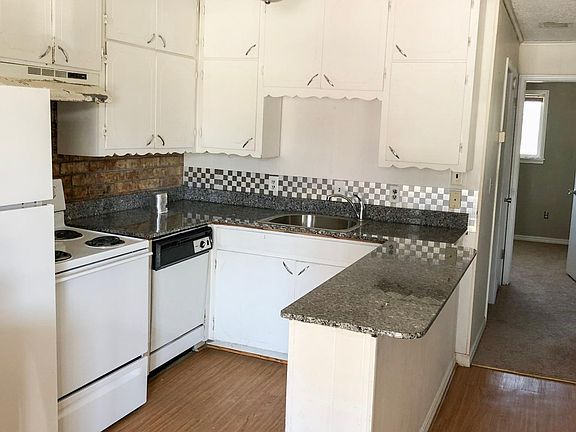 4th image of 970 W Berry St APT 7
