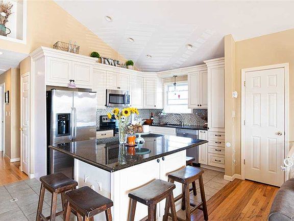 2nd image of 3655 Ionia St