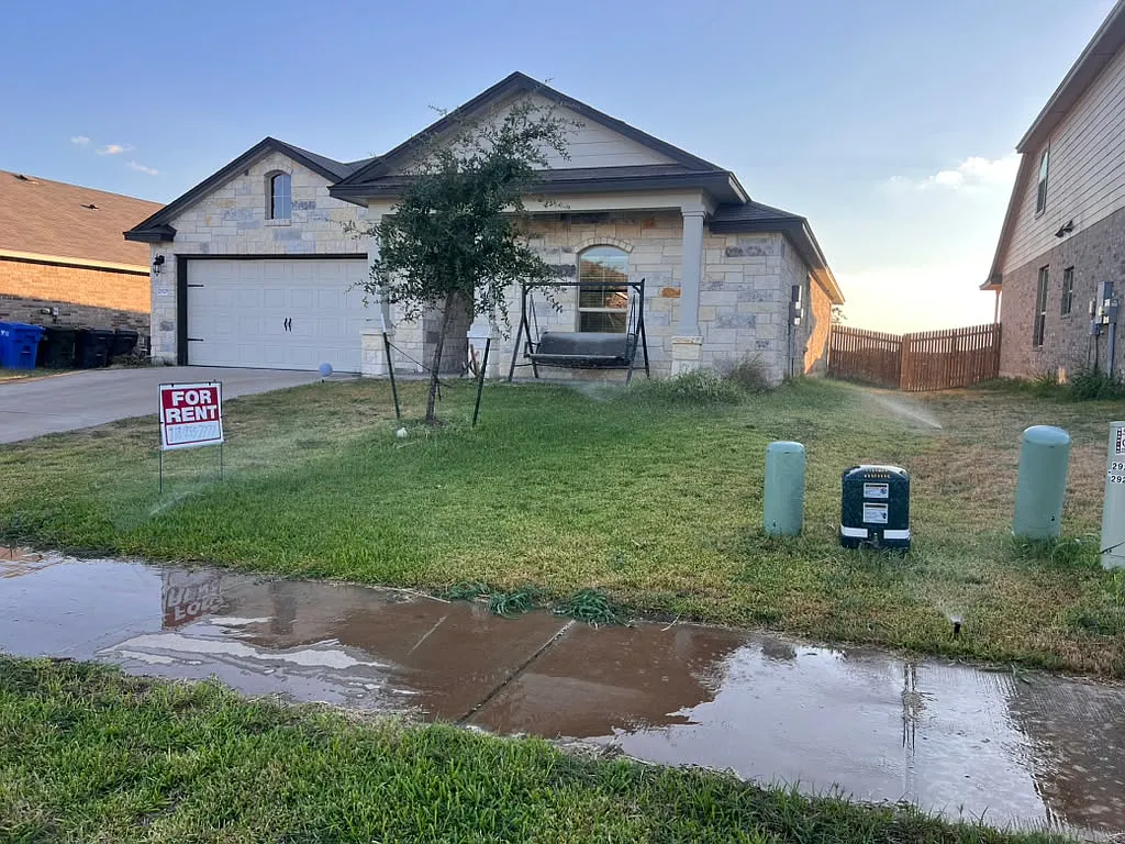 4 bed, 2020 sqft, $2,400 — Photo 3