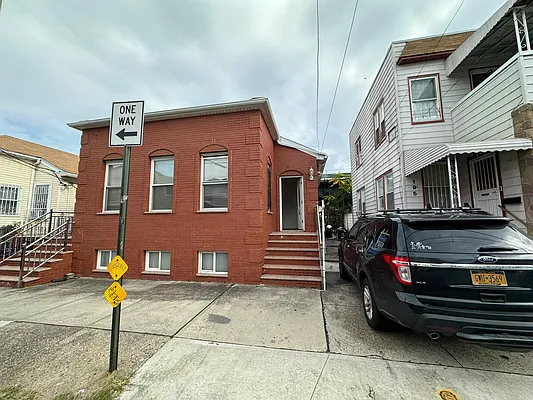 Sold by Momentum Real Estate LLC | media 10