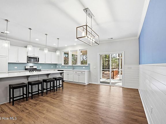 3rd image of 693 Summerhaven Lane SE
