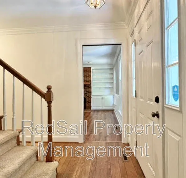114 Barclay Cres — Photo 4
