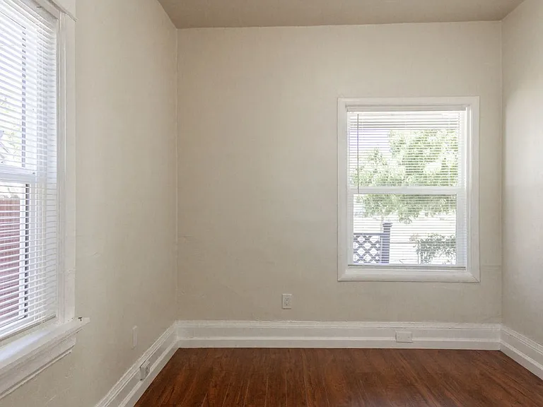 322 E 8th St — Photo 13