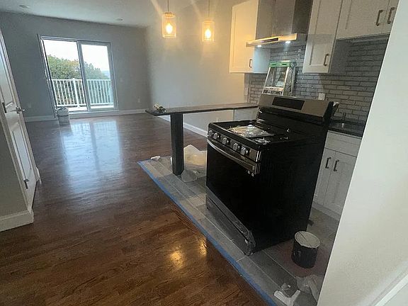 4th image of 318 Dixon Ave #403