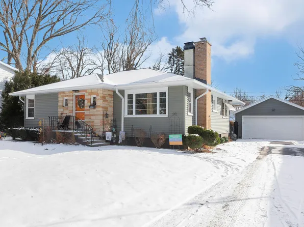 121 Pomeroy Ave, Crystal Lake, IL 60014