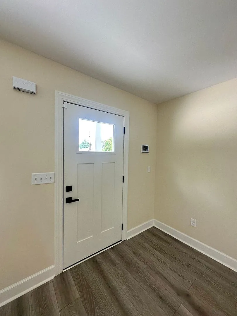 Spacious Newly Built Home — Photo 3