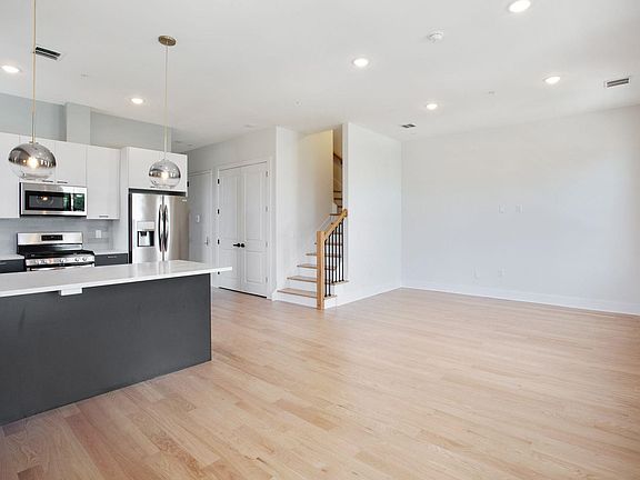 4th image of 942 Summit Ave #3
