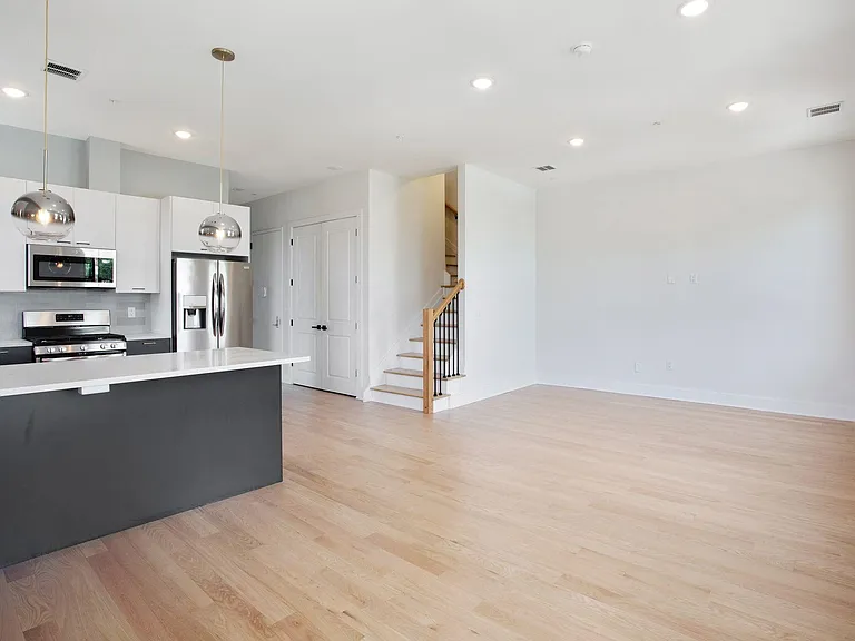 942 Summit Ave #3 — Photo 4
