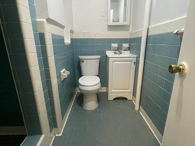 218 E 27th St #7 — Photo 5