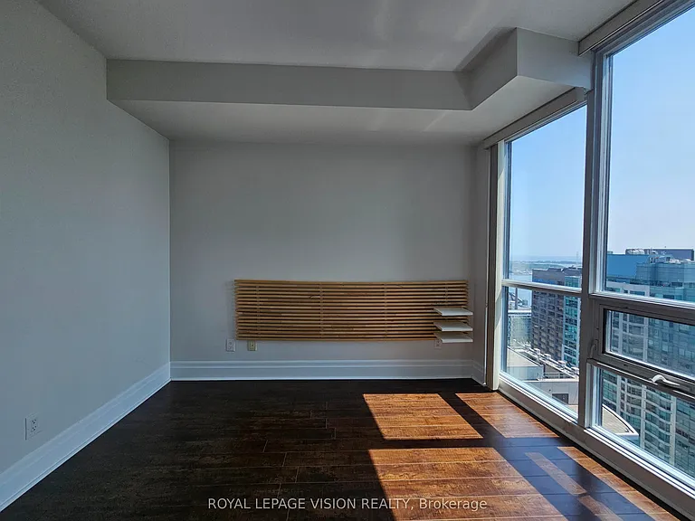 16 Harbour St #3810 — Photo 7