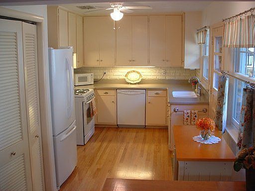 5th image of 1107 E Illinois St