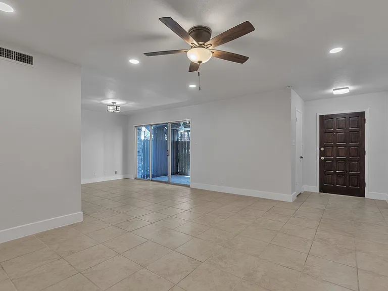 100 Royal Way Dr #14C — Photo 3