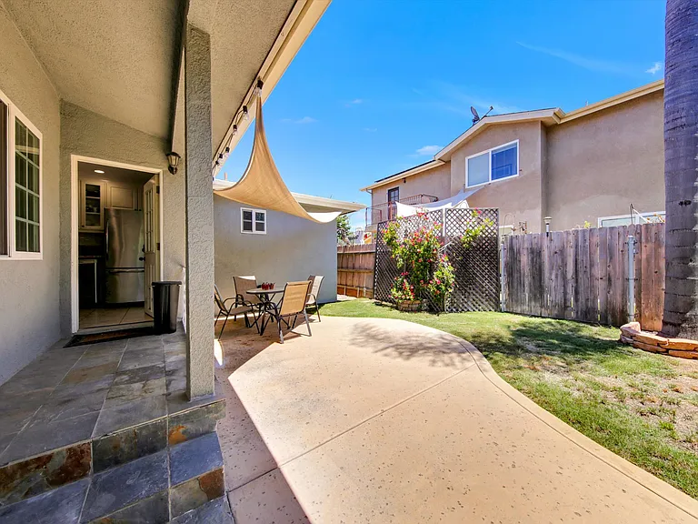 961 Florence St — Photo 22