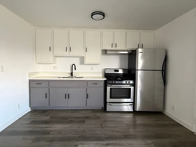 751 Cerritos Ave — Photo 3