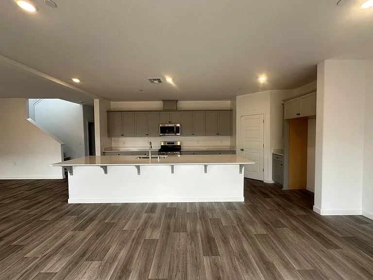 1094 W Pioneer Dr — Photo 6