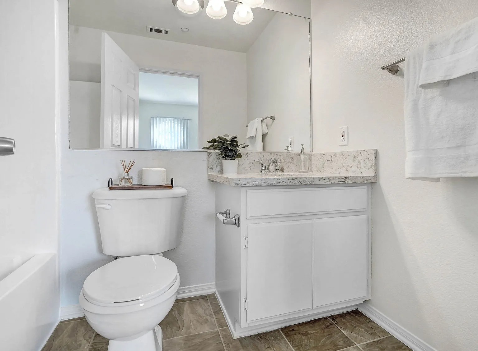 La Villa Apartments — Photo 4