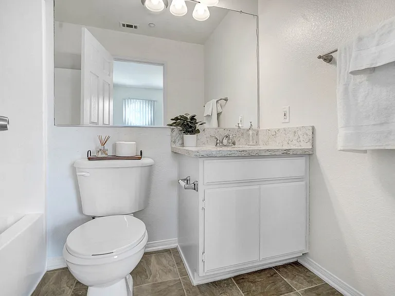 La Villa Apartments — Photo 4