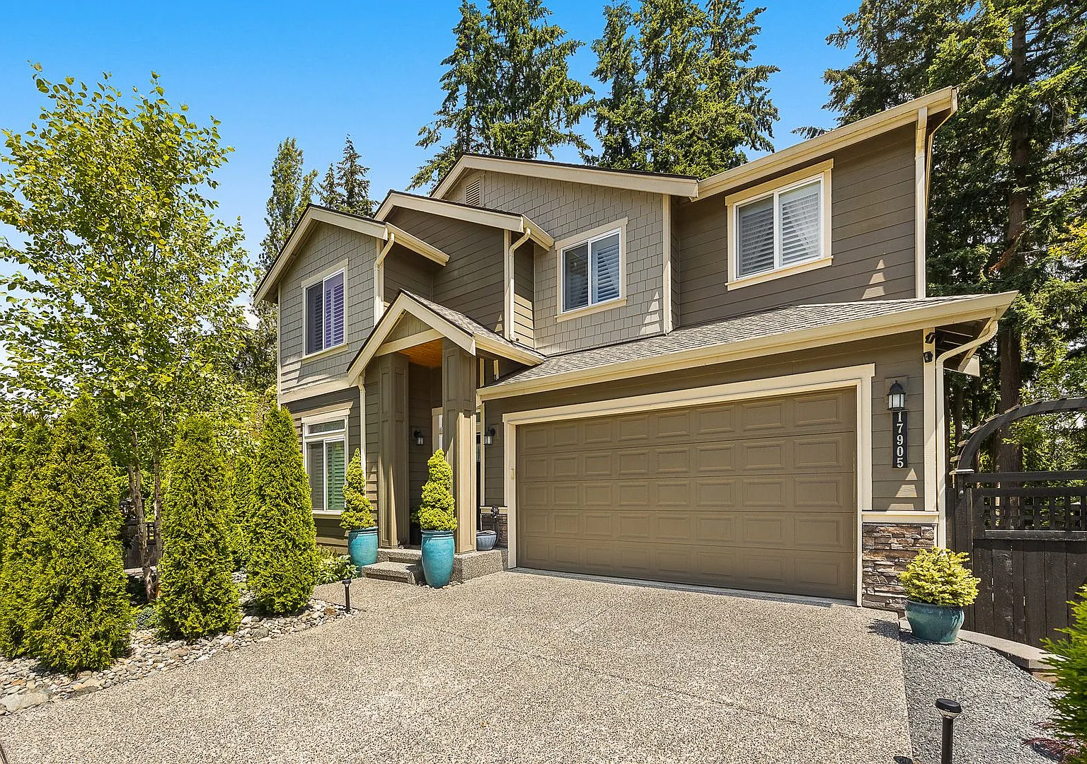 Stunning 4 Bedroom 2.5 Bathroom Home in Quiet Area of Lynnwood! — Photo 1