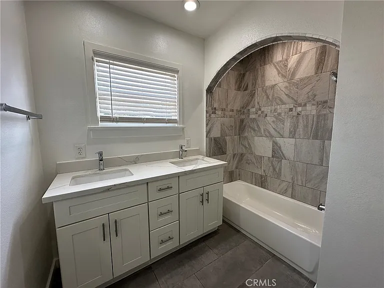 1054 N Euclid Ave — Photo 12