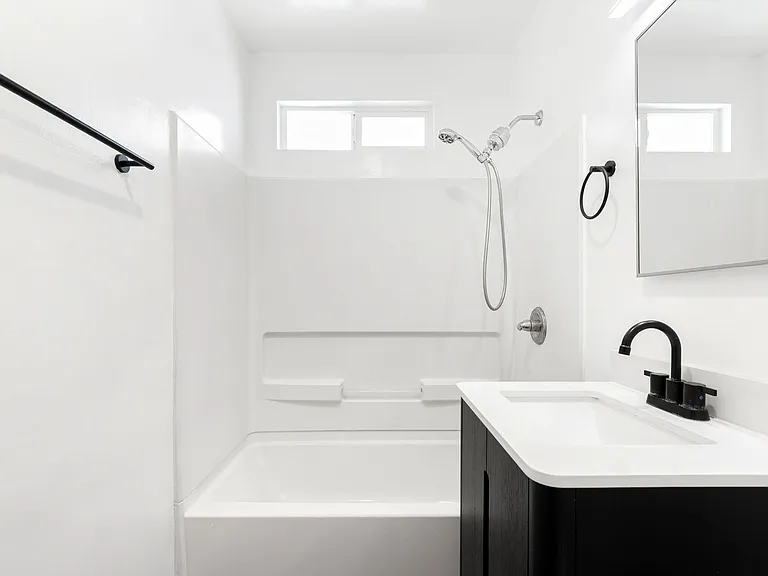710 W 27th Street — Photo 11