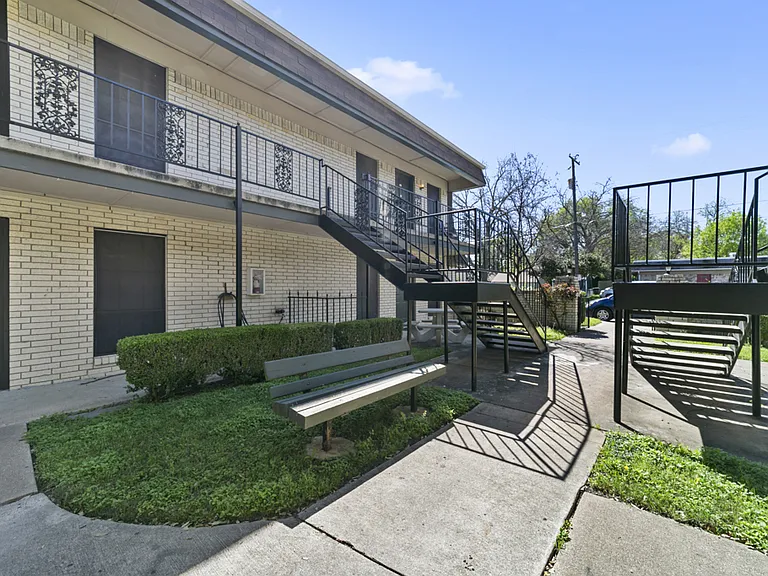 Belleview — Photo 1