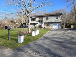 207 N Evergreen Dr, Selden, NY 11784