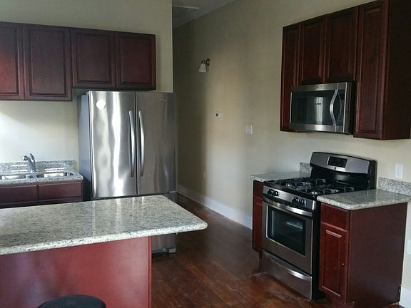 3rd image of 3152 Toulouse St
