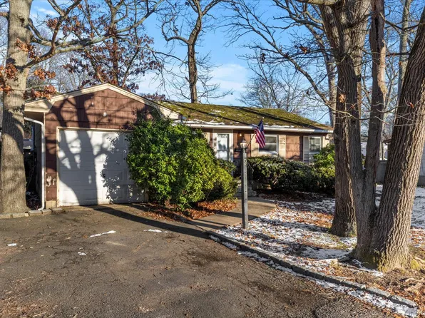 9 W 8th Street, Ronkonkoma, NY 11779