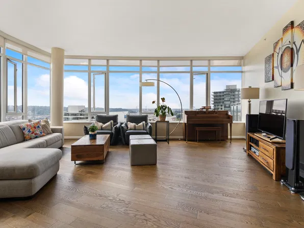 888 Carnarvon St Penthouse 1, New Westminster, BC V3M 0C6