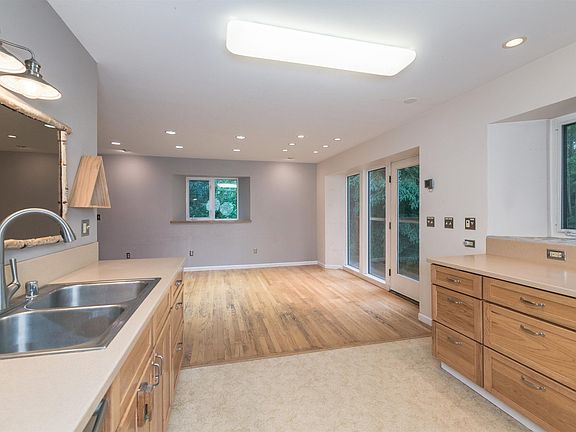 5th image of 981 Union Dr