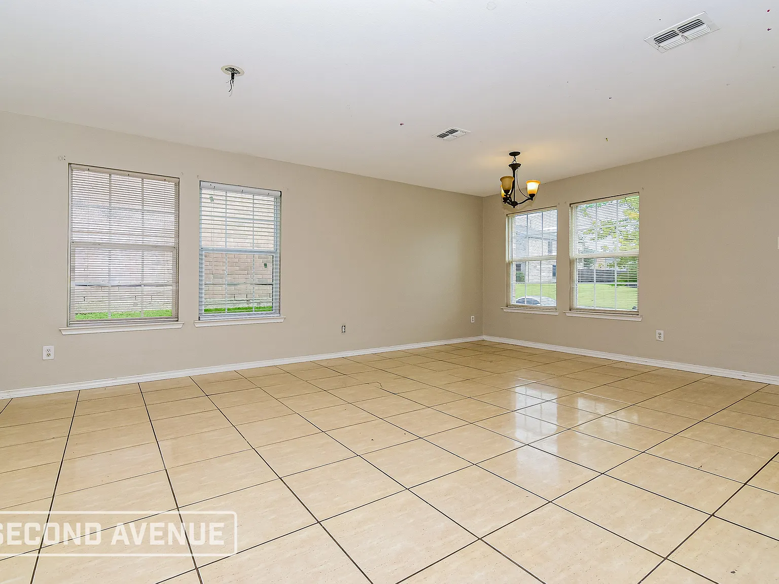 5 bed, 2.5 bath, 3072 sqft, $3,149 — Photo 3