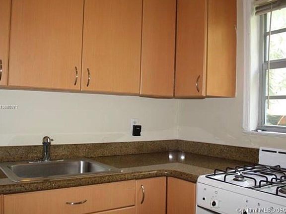 3rd image of 936 Pennsylvania Ave APT 204