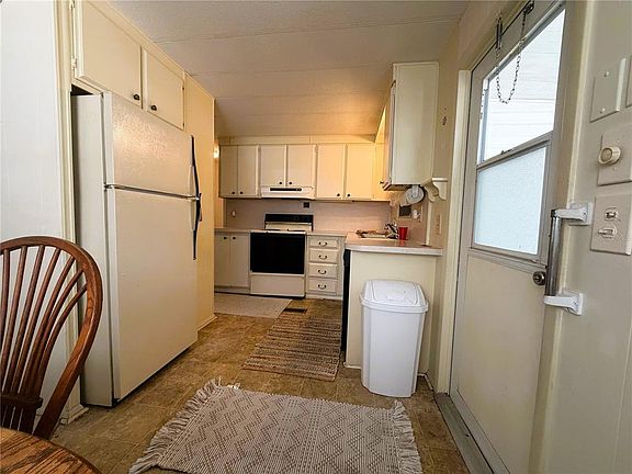 4th image of 209 Jacaranda Dr