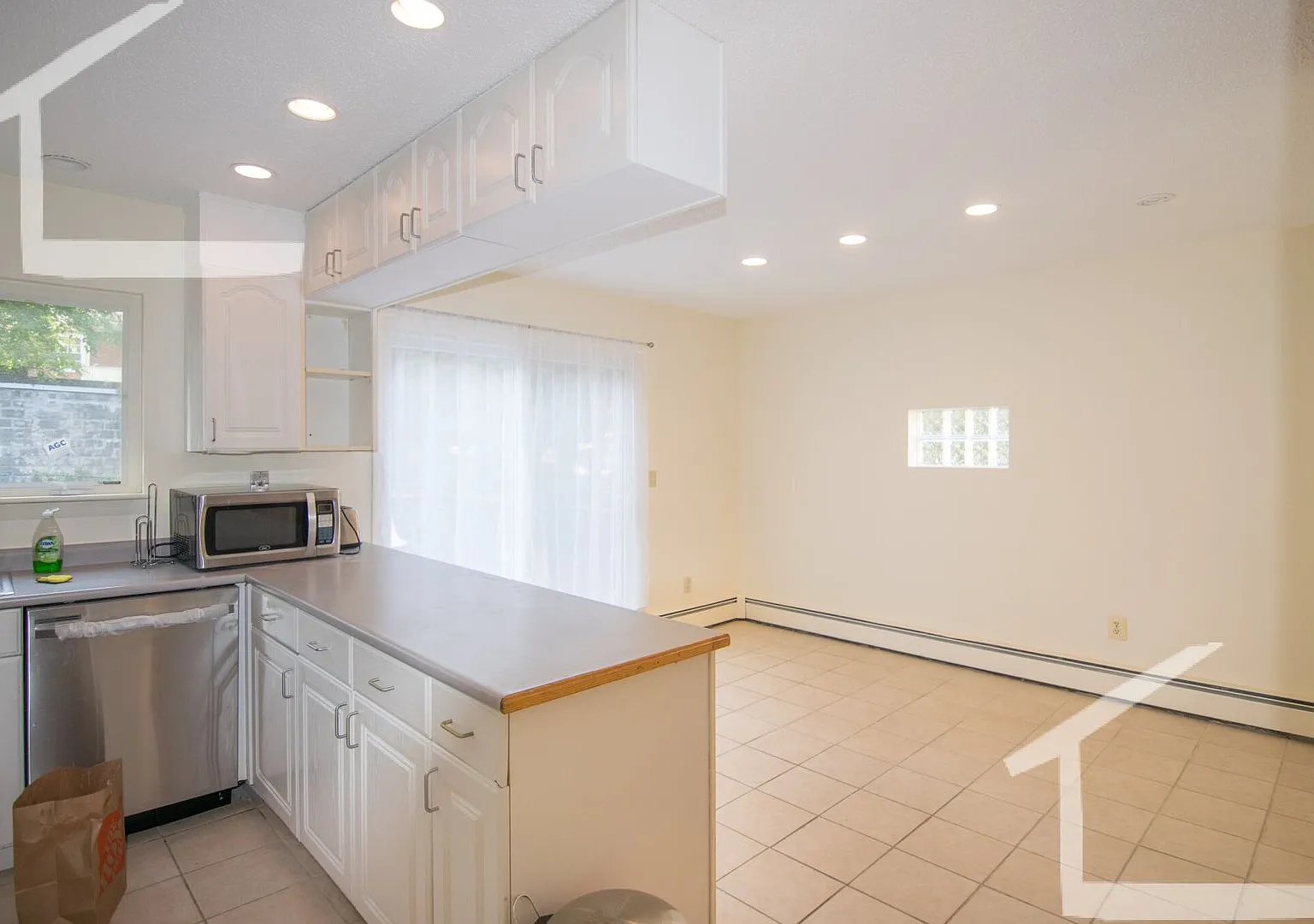 Near BU! Massive Single Family Home over 3000 sq ft and laundry in unit! — Photo 3