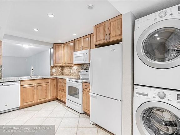 5th image of 400 Commodore Dr APT 103
