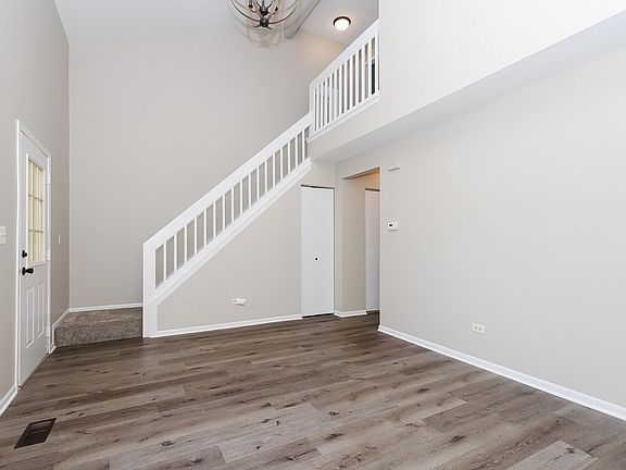 5th image of 525 Newbury Dr