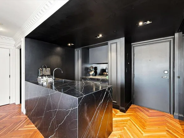 198 Aquarius Mews #2503, Vancouver, BC V6Z 2Y4