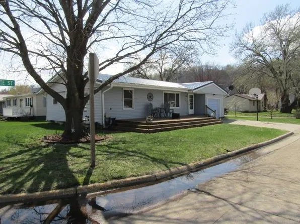 302 Lafayette St, Guttenberg, IA 52052