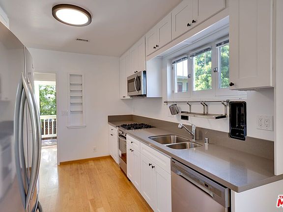 5th image of 228 Bicknell Ave