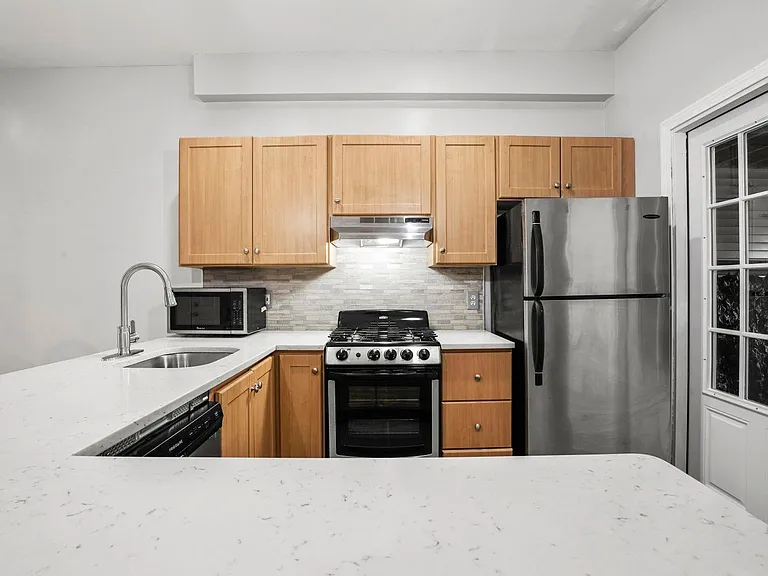 190 W 7th St #1 — Photo 2