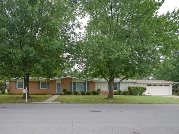 111 N Edgewood Dr, Coffeyville, KS 67337