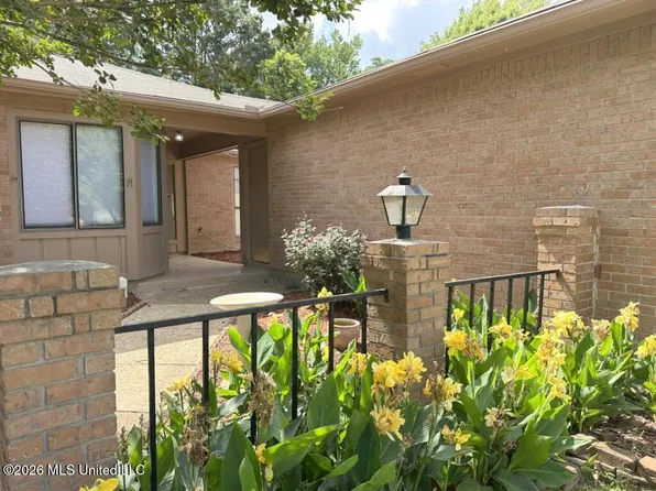 62 Shore Dr, Clinton, MS 39056