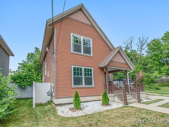 2nd image of 1039 Bemis St SE