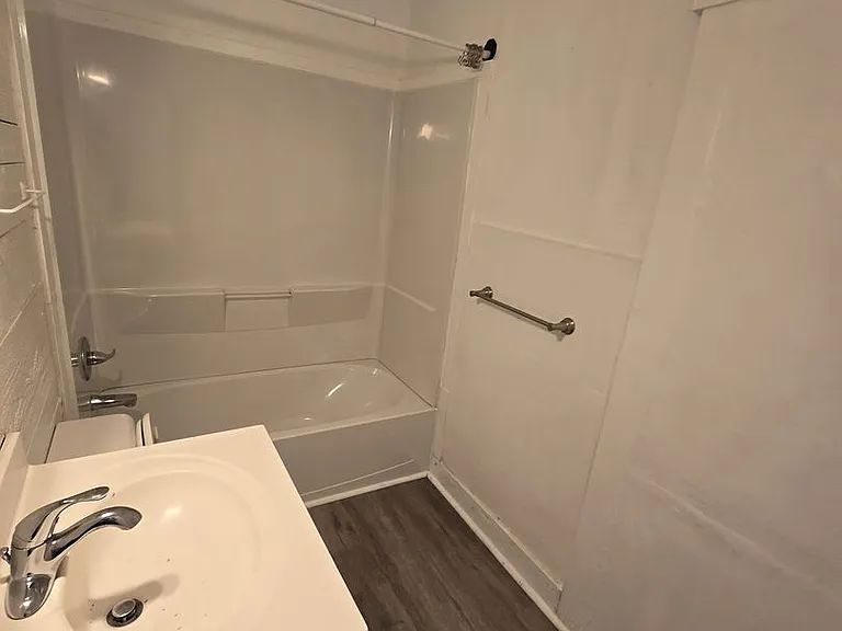 539 NE Lake St — Photo 5