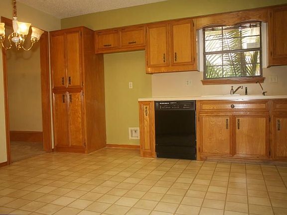3rd image of 121 Kerria Ave